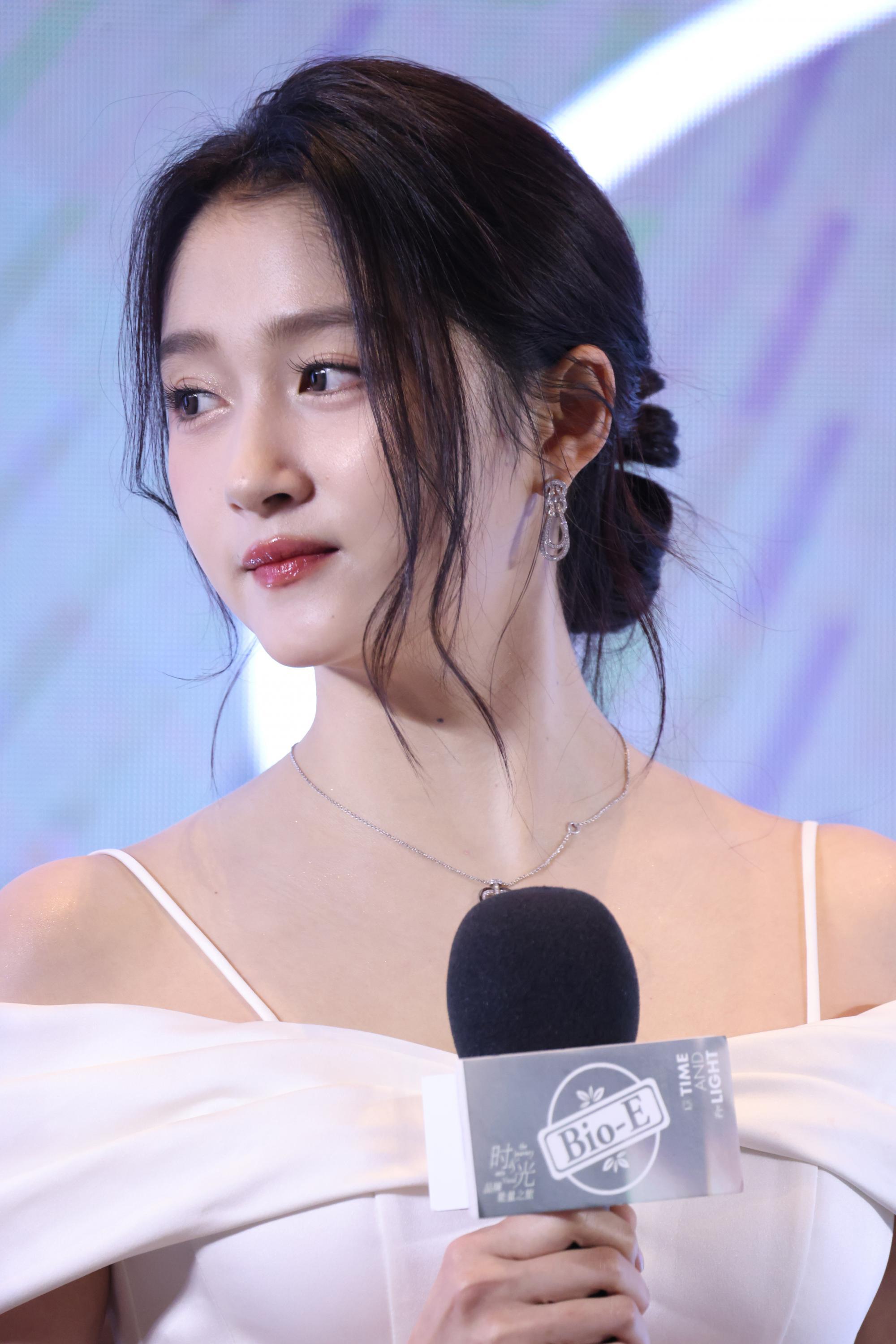 关晓彤拿话筒回答问题现场生图照[10]
